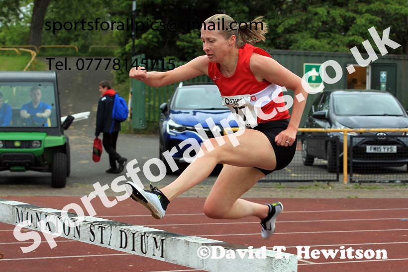 Senior womens 1500 metres steeplechase, NEGP 2, Monkton. Photo: David T. Hewitson/Sports for All Pics
